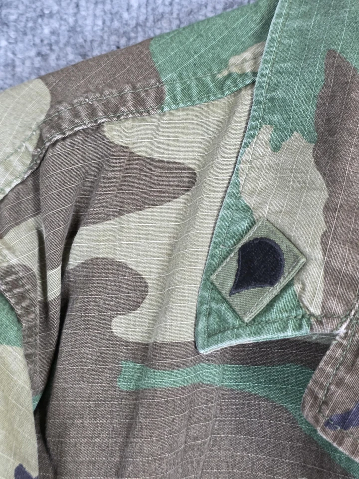 Chaqueta BDU VINTAGE American Apparel Para Hombres Grande Bosque Camuflaje Parche Aerotransportado Años 80 Foto 3 de 4