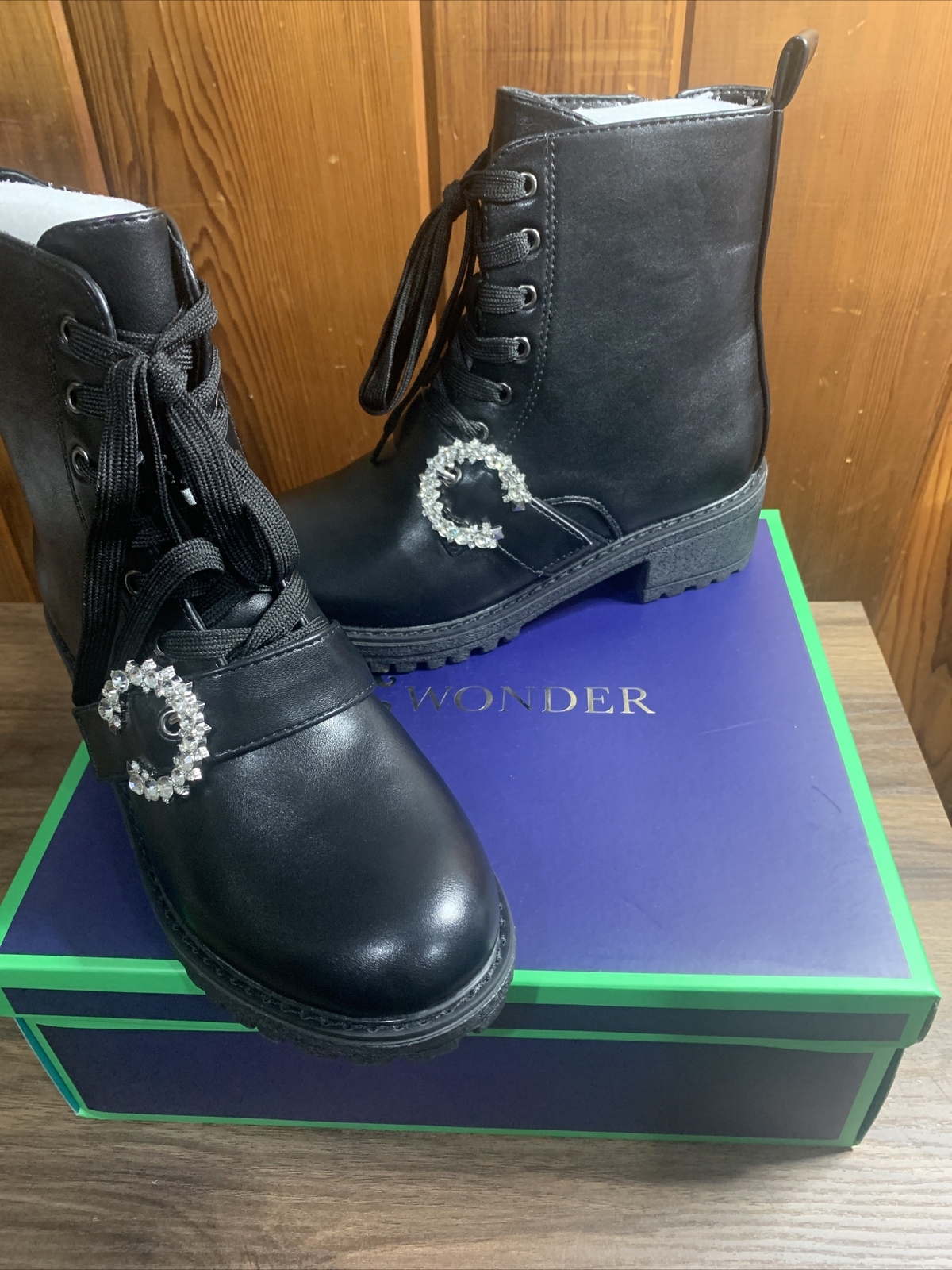 Botas al tobillo C. Wonder con cordones con hebilla de cristal negras