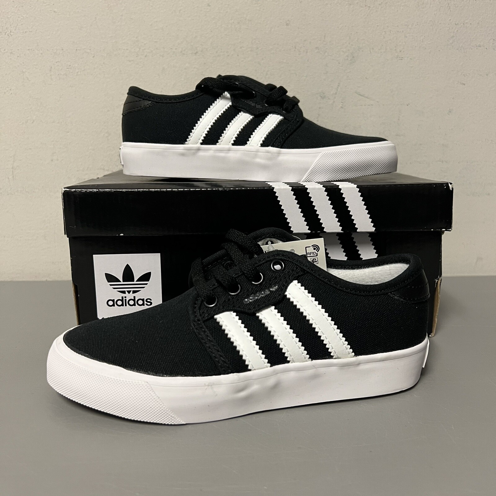 Спортивная школьная обувь Adidas Seeley J Kids размера 12 K, черные кроссовки #838