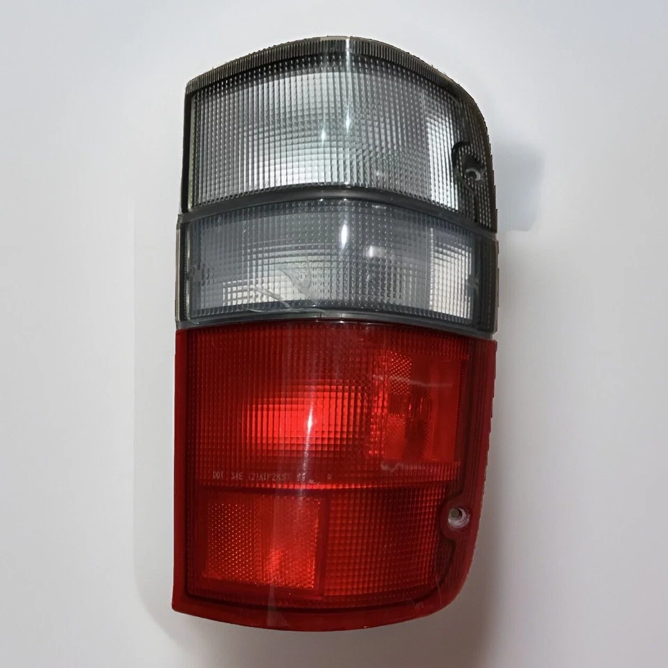 2000 - 2002 年五十铃部队讴歌 SLX 乘客右侧尾灯(有缺陷) — 第 2/4 张图片