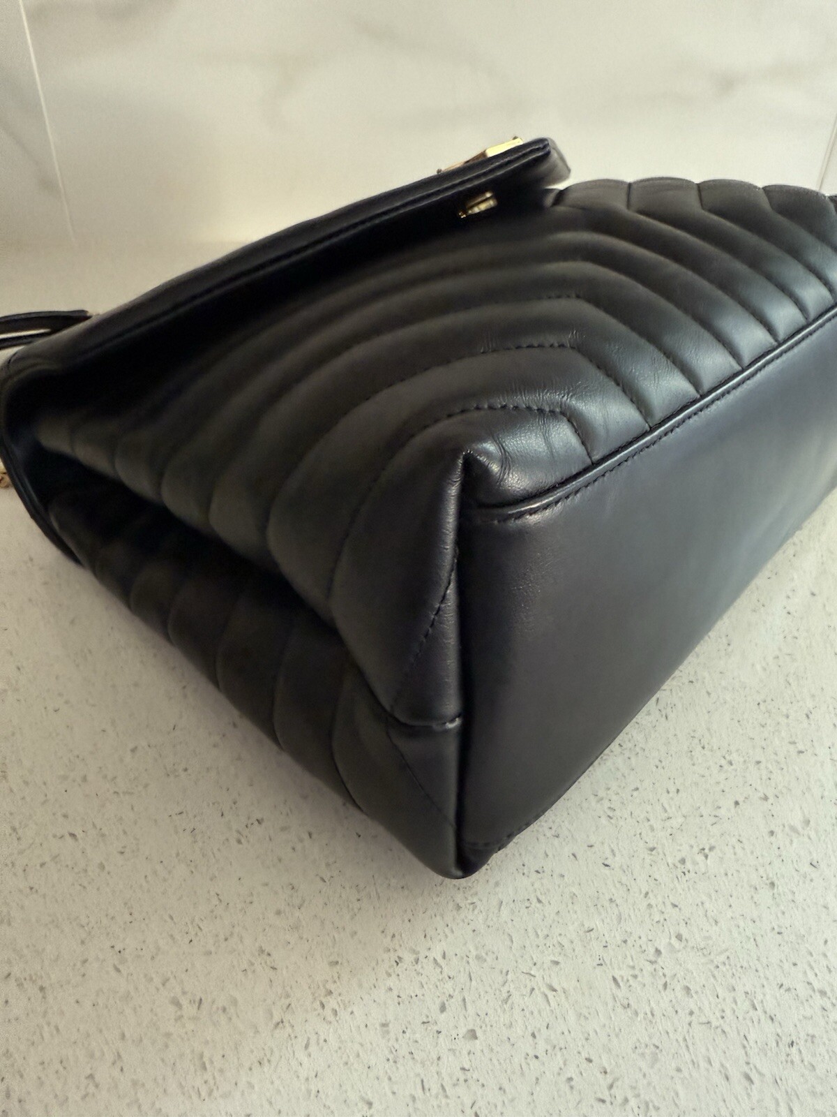 Borsa a tracolla YSL Saint Laurent Medium Loulou in pelle matelassé nero oro