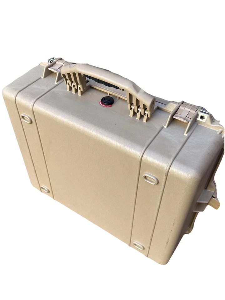 Estuche rígido impermeable Pelican 1600 con inserto de espuma - bronceado del desierto con divisores Foto 2 de 4