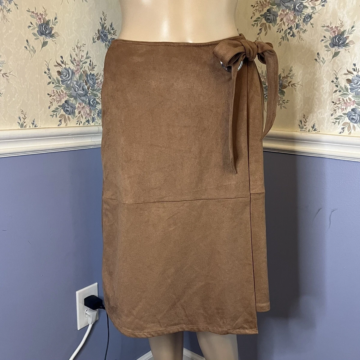 White faux top suede skirt