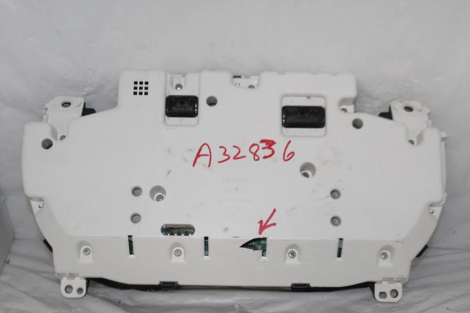 Velocímetro Lexus ES350 2010 31.671 millas pequeña grieta en la parte posterior Foto 2 de 3