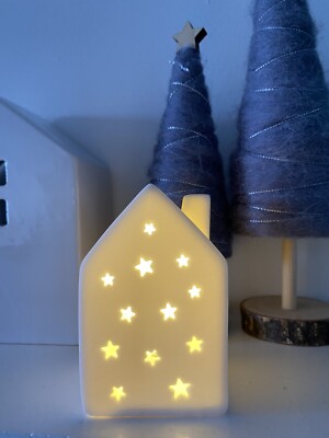 Zierliches weißes Keramik LED Sternensternhaus mit ausgeschnittenem Detail NEU