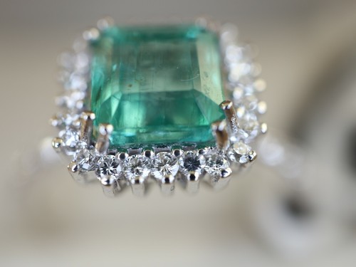 Anello con smeraldo e diamanti in oro bianco 18 kt con garanzia - Foto 4 di 7