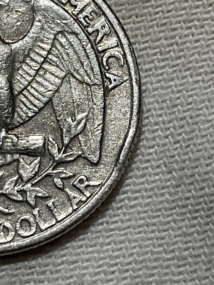 Borde de moneda de error de cuarto 1983-P abultado en error manchado y unum Foto 3 de 4