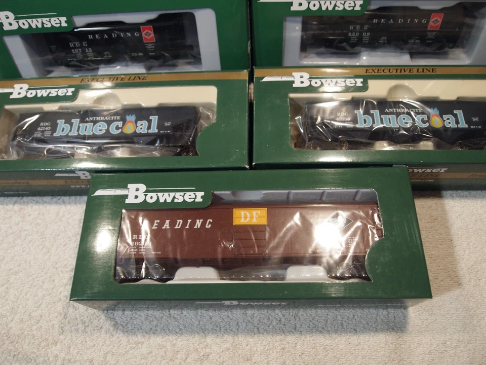 BOWSER READINGLINES RTR FREIGHT CARS, 6-55t & 2-70t HOPPERS, 1-50ft BOX CAR - Image 2 of 4