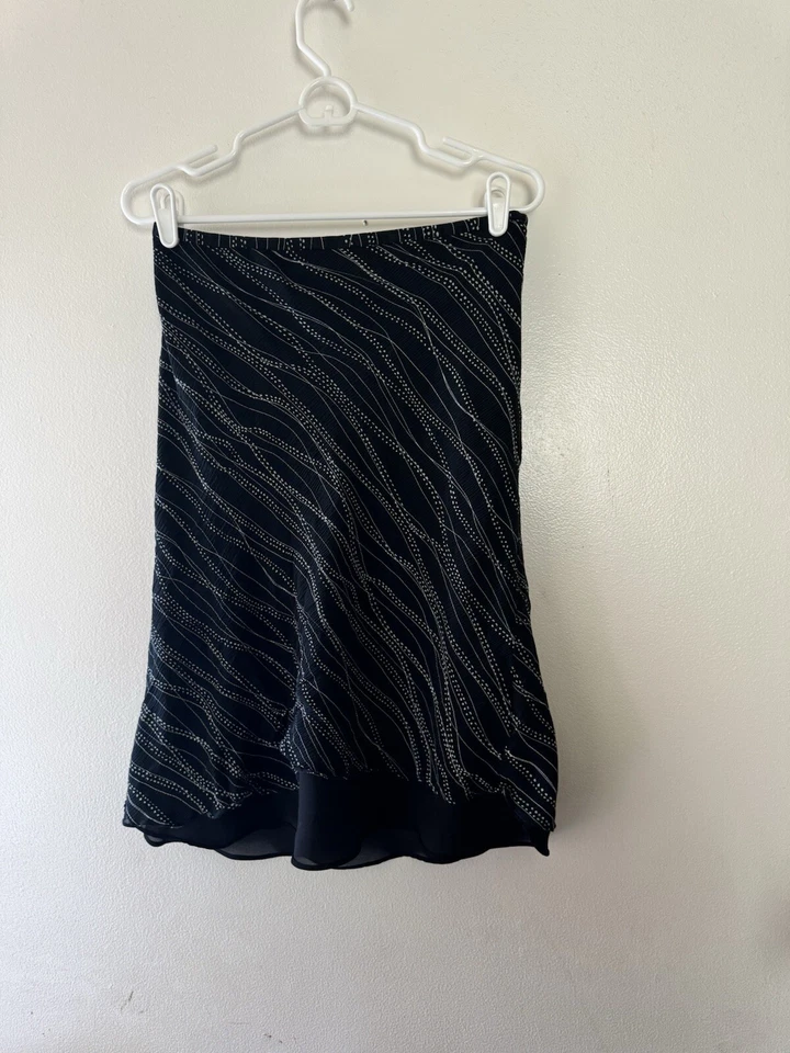 Falda midi Merona negra doble capa con detalles blancos Foto 2 de 4