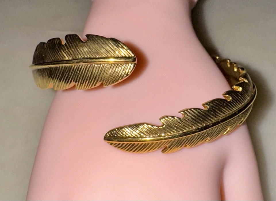 Bracelete CC Skye tom dourado com punho de penas - Imagem 2 de 4