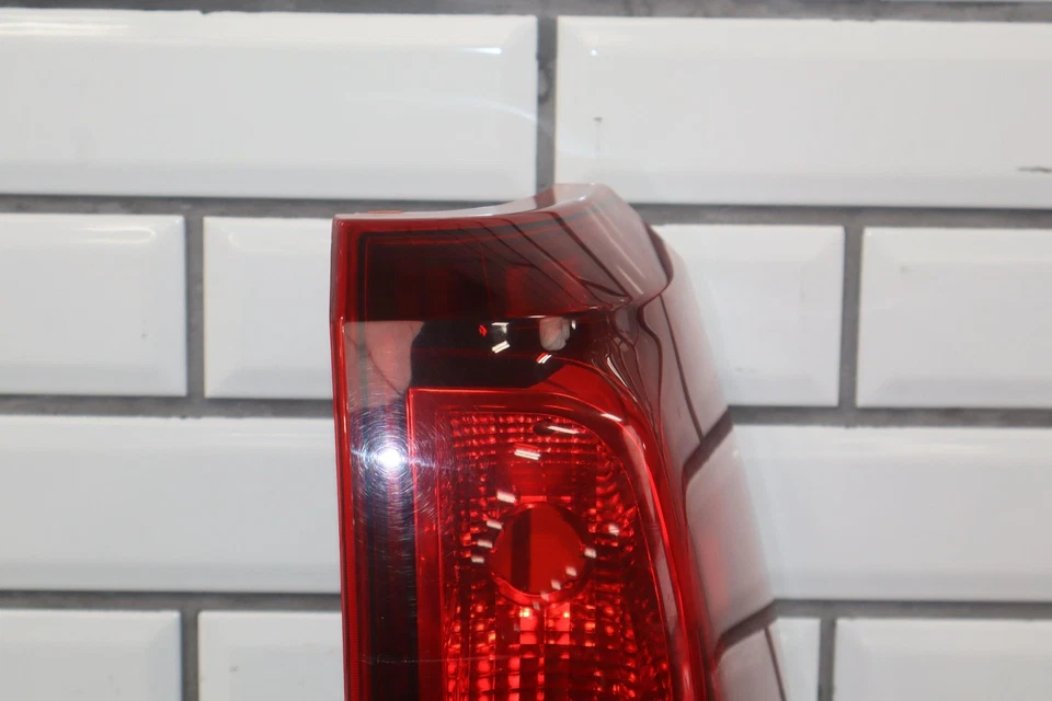 Оригинальный задний фонарь для правостороннего пассажира Chevy Avalanche 2007-2013 годов выпуска - Изображение 2 из 4