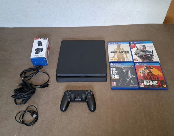 PS4 Slim 1TB + 4 Juegos  + Base Carga + Mando 