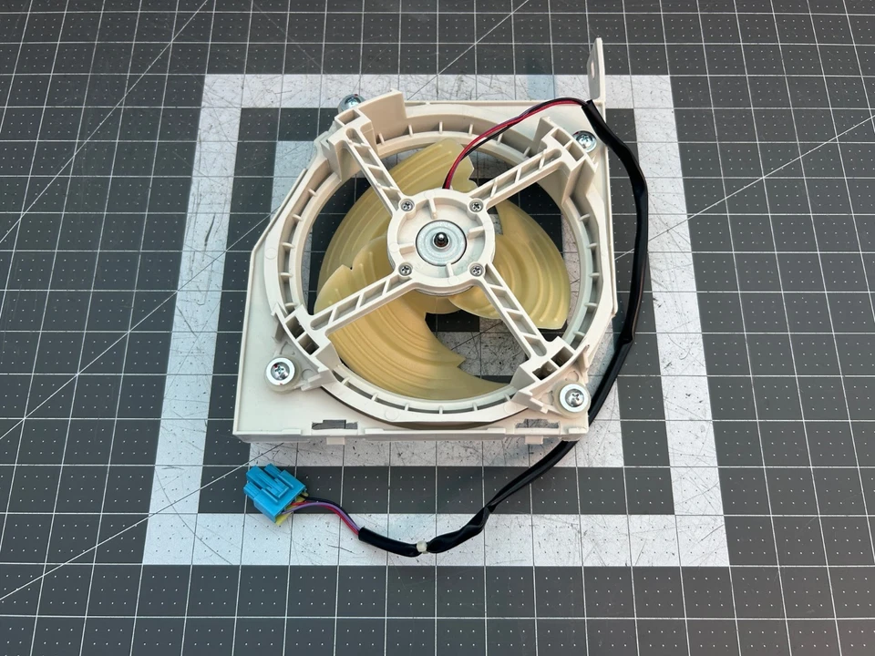 Motor ventilador condensador refrigerador LG P# EAU62025701 MEA42772903 Foto 2 de 3