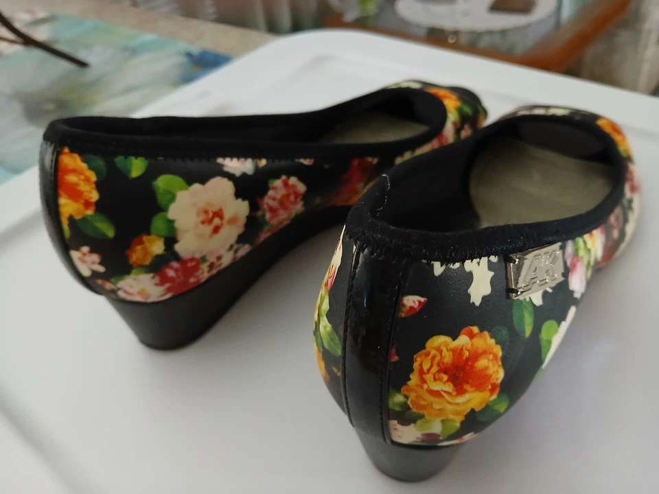 Zapatos de cuña TALLA 7 1/2 AK en colores florales y logo Foto 3 de 4