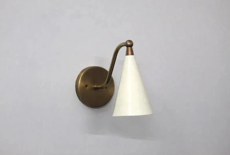 Un par de apliques de pared de latón de mediados de siglo - Acabado de latón crudo con blanco mate Foto 4 de 4