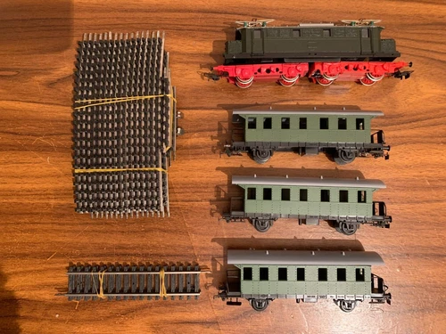 Piko HO Junior kleines Set mit Elektrolok und 3 Personenwagen