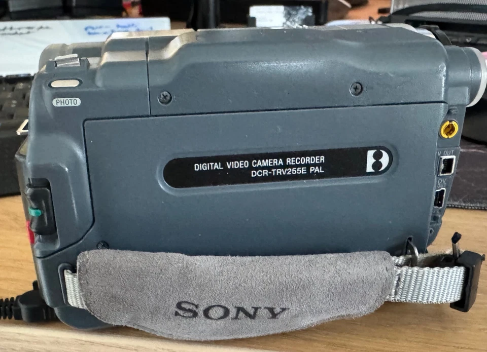 SONY Handycam DCR-TRV255E - Caméscope - 20x zoom optique - Digital8 - 540 KP - Photo 3/4