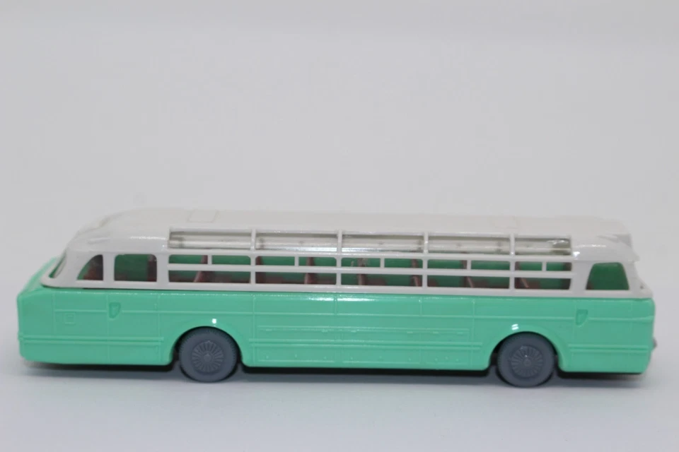 dm1540, RAR Alter HERR ex. DDR Ikarus 55 BUS Reisebus graue Räder hell mintgrün - Bild 3 von 4