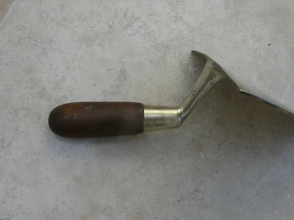 Grande truelle en laiton, outil ancien de plâtrier - Photo 3/4