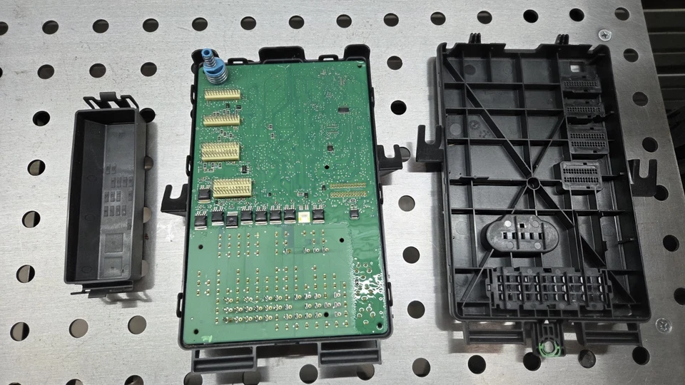 05-06 Ford Mustang BCM Multifunction Body Module Fuse Box 5R3T-14B476-FA - Image 4 of 4