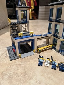 LEGO City Police Station 60141 Complete Set 894 Pieces w/ Vehicles & Minifigures