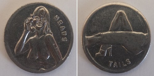 par de monedas fichas vintage Heads or Tails naughty babes volteando, c.1960 - Imagen 3 de 3