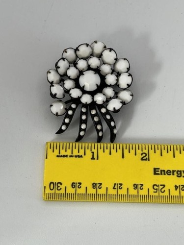 Broche prendedor vintage de metal de vidrio de leche sin piedras faltantes marcadas - Imagen 4 de 5