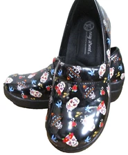 Easy Street Slip Resistant Shiny Muerte Death Skulls Slip-On Clogs Size 9W EUC