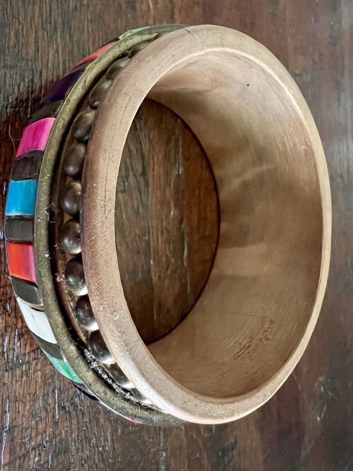 VINTAGE BRASS BEAD STUDDED NATURAL WOOD BANGLE WITH MULTICOLOUR LOZENGE DESIGN  - Image 2 of 4