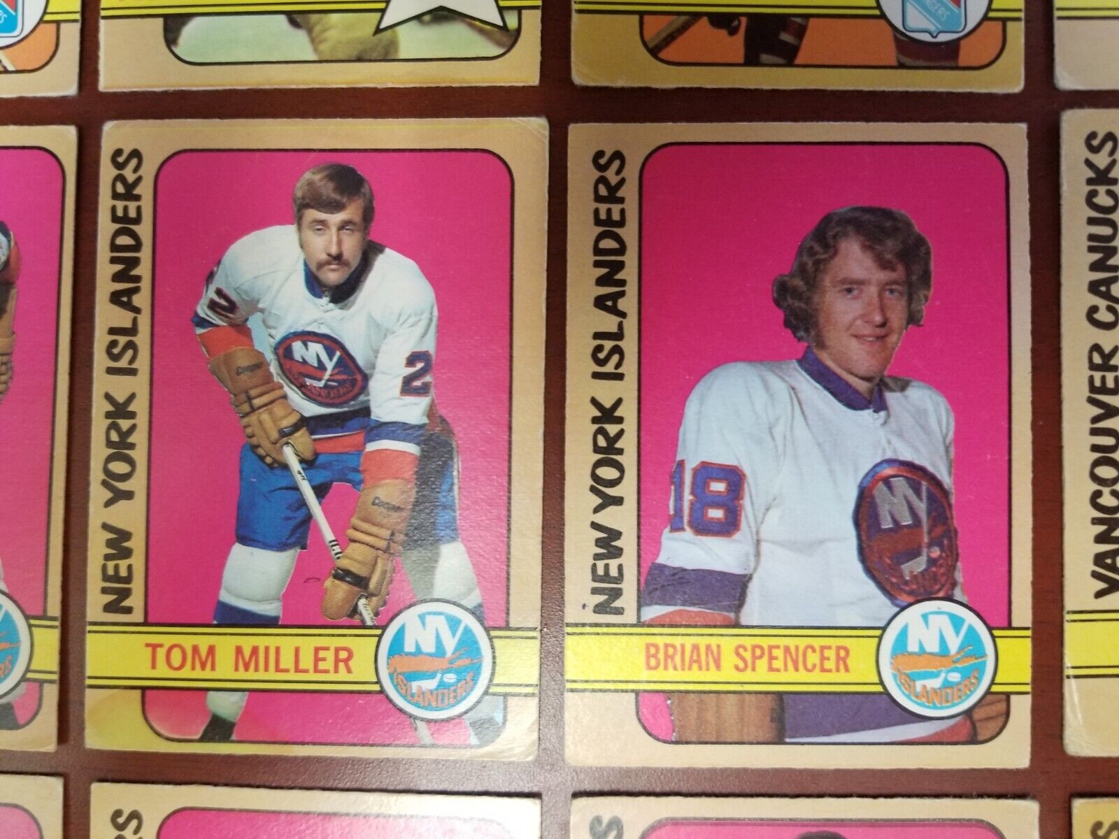 1972-73 OPC lot of 18 featuring the N.Y. Rangers & N.Y. Islanders with 6 rookies
