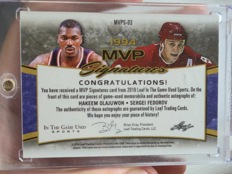 Leaf in the Game 2019 usado deportes MVP firmas Hakeem Olajuwon Sergei Fedorov Foto 2 de 2