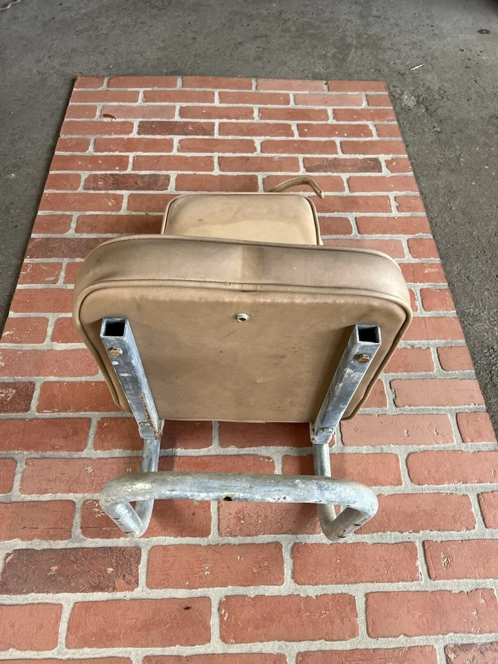 Asiento trasero plegable Nissan Datsun 720 King Cab Foto 2 de 4