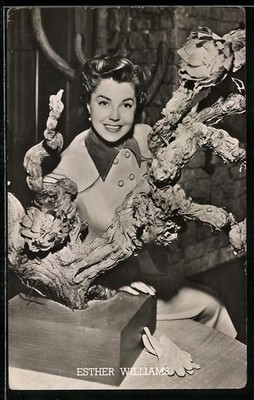 Ansichtskarte Schauspielerin Esther Williams sitzt auf einem Tisch 