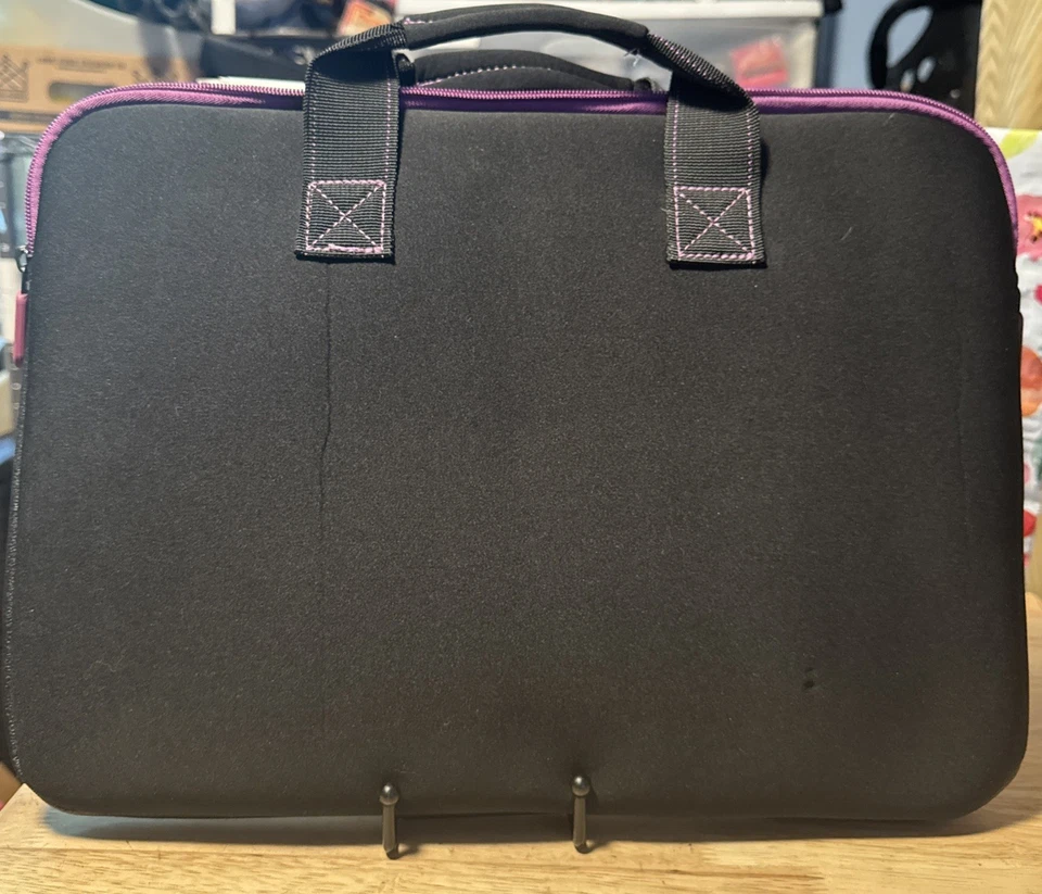 Estuche de pulso Targus TSS57401US para portátiles de 16 pulgadas - negro/púrpura Foto 4 de 4