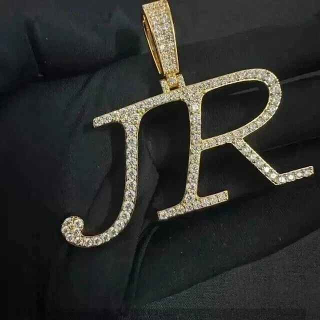 Colgante personalizado de diamantes creados en laboratorio de 2,50 quilates enchapado en oro amarillo de 14 quilates de 2" para hombre Foto 2 de 4