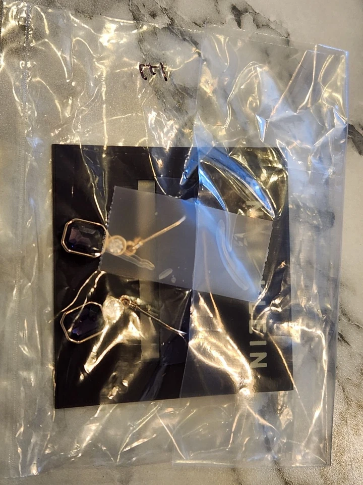 Pendientes colgantes Anne Klein tono dorado con cristales morados y transparentes Foto 2 de 4