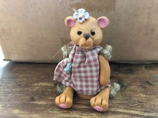Sweet RUSS BERRIE & CO #14035 Mini-kins Minikins Bear Figurine Shelf Sitter 3"