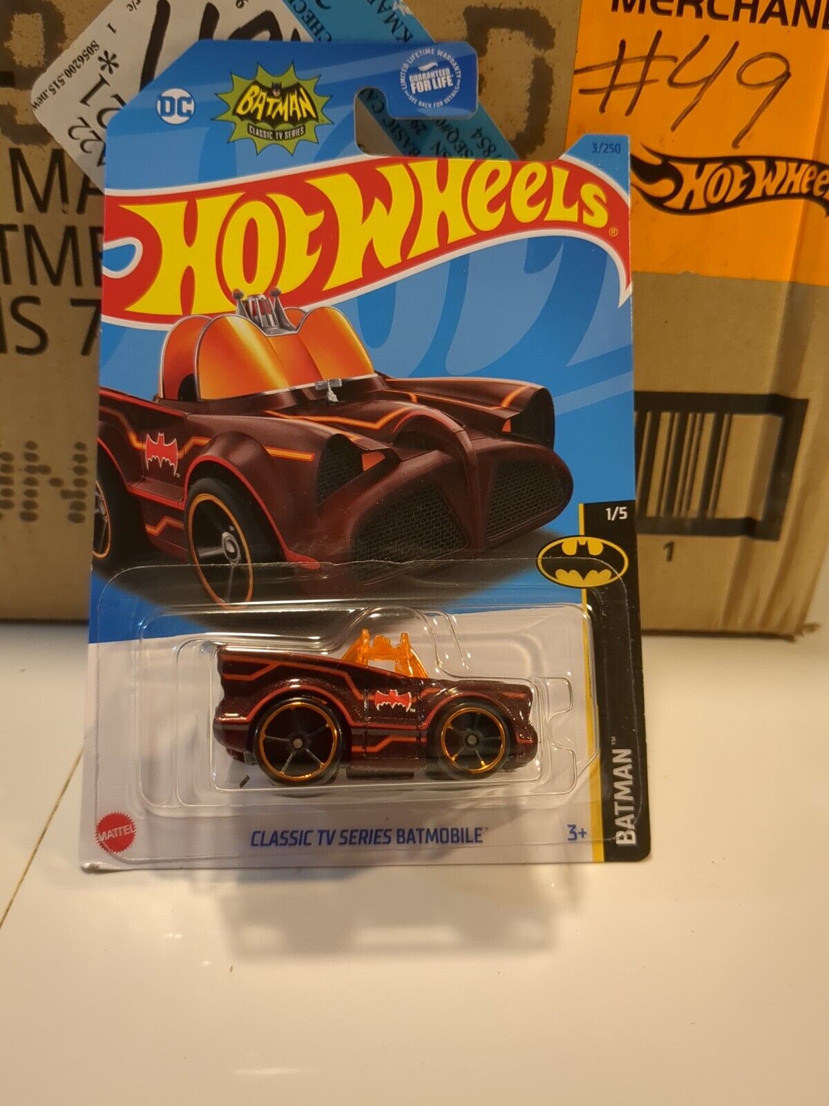 Carrinho Hot Wheels Classic Tv Series Batmobile