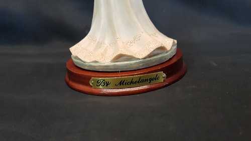 Estatuilla de ramo doble de dama estilo georgiano de mediados de la década de 1820 en resina de Miguel Ángel - Imagen 3 de 12