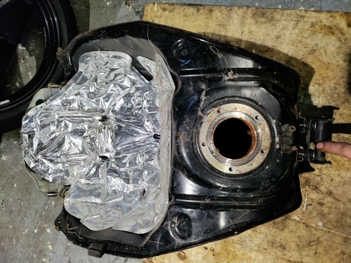 2007-2008 SUZUKI GSXR 1000 OEM GAS TANK FUEL CELL DAMAGED WITH RUST!! - Picture 10 of 11