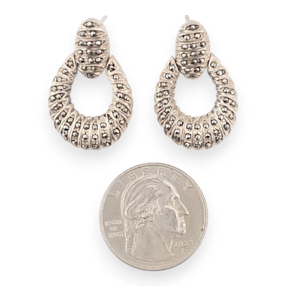 Pendientes llamadores de puerta de marcaita de plata de ley Foto 3 de 4