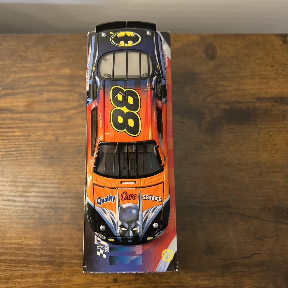 🔥 Paquete Batman Dale Jarrett 1998 - Coche 1:32 y casco 1/3 acción DC Foto 3 de 4