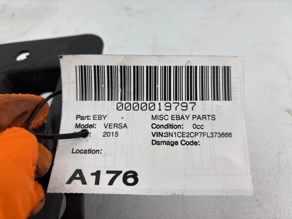 Protector contra salpicaduras de motor inferior delantero Nissan Versa hatchback 14-19 OEM Foto 4 de 4