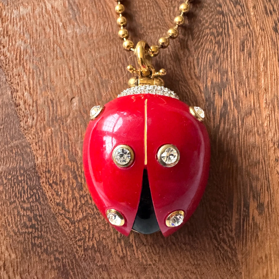 Collar Colgante Compacto Cristal Ladybug Esmalte Rojo Firmado Juicy Couture 36" Foto 2 de 4