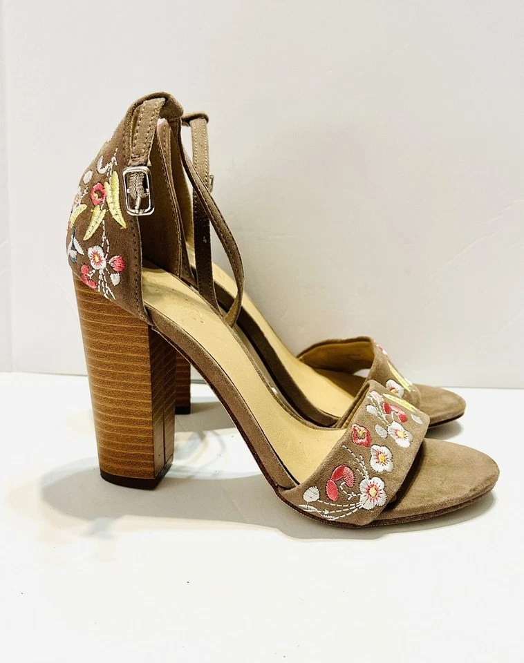 Charlotte Russe Sandalias Florales Bordadas Tacones 6 Tostado Nude Imitación Gamuza Kaitlyn Foto 2 de 4
