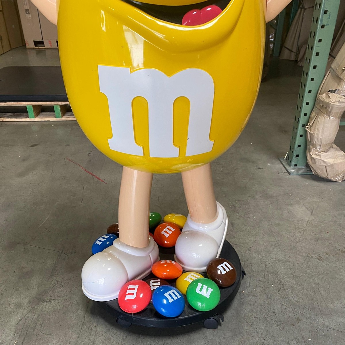 特撮 M&M's EURO LIMITED - SEA (YELLOW) Pre-Owned Yellow M&M Candy Cart With Tray Plastic Statue On Wheels