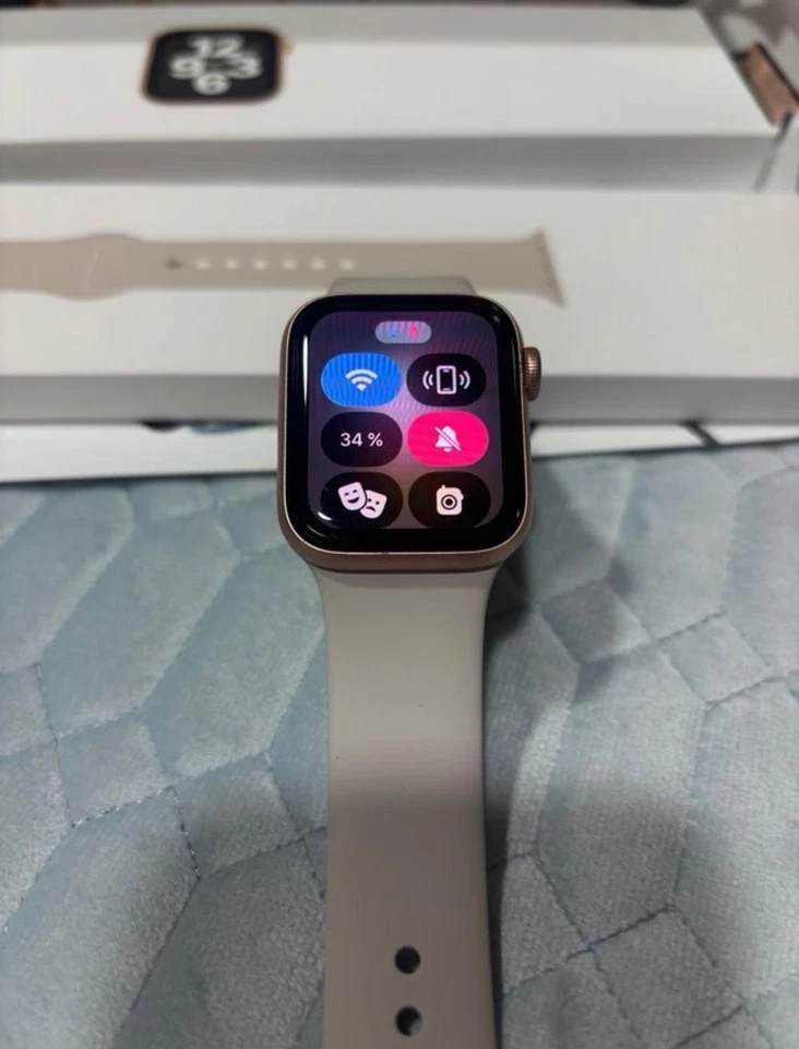 Apple Watch SE 40mm Caja de aluminio en oro con Correa deportiva rosa arena -..., foto 3 de 5