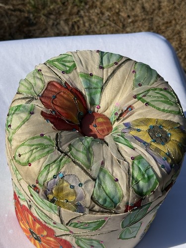 Caja de costura de almacenamiento de pasteles satinados vintage "Garden Party" de Nonnie Waller + contenido - Imagen 3 de 15