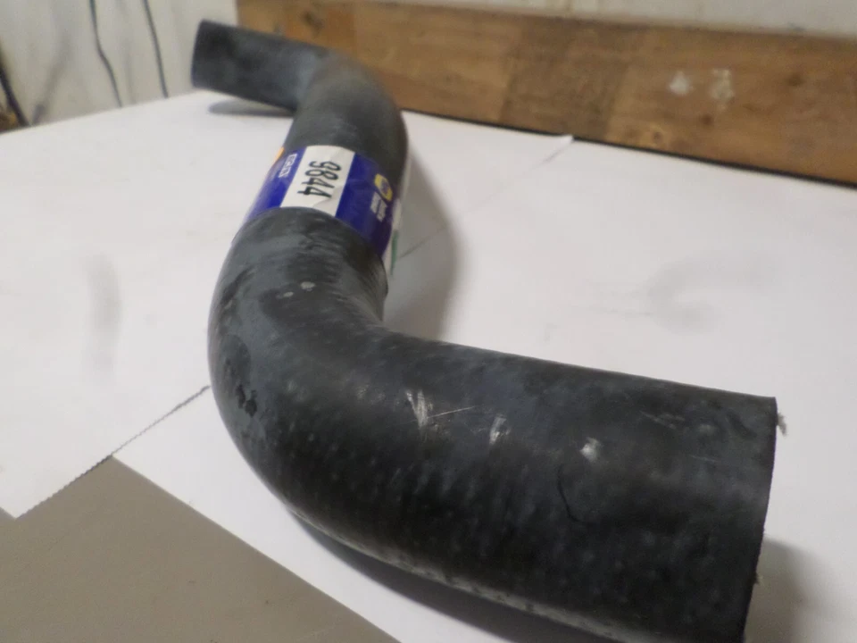  Manguera de refrigerante superior del radiador NAPA 9844 compatible con Chevrolet Express 2500 GMC 200 06-14 Foto 3 de 4