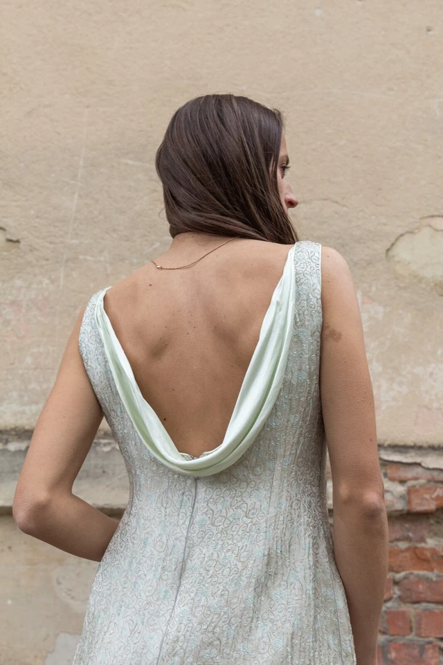 Vestido de seda vintage. Vestido de lúrex gris plata. Vestido de cóctel talla mini XS Foto 4 de 4